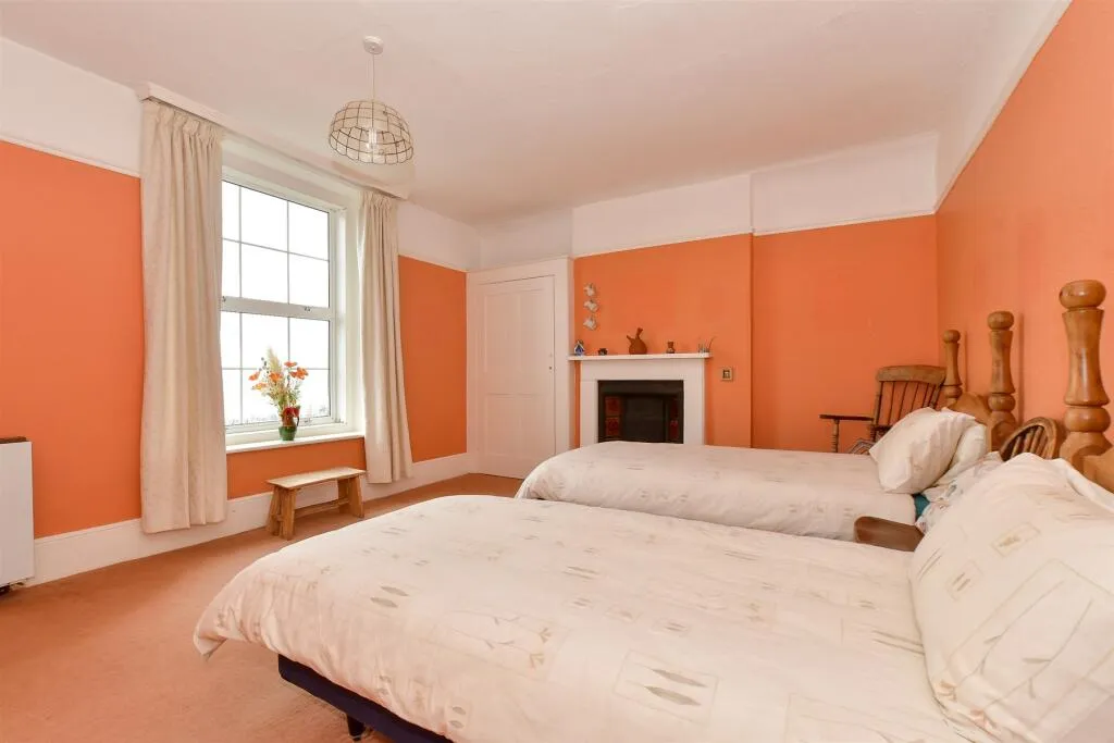 5 bed Character Property