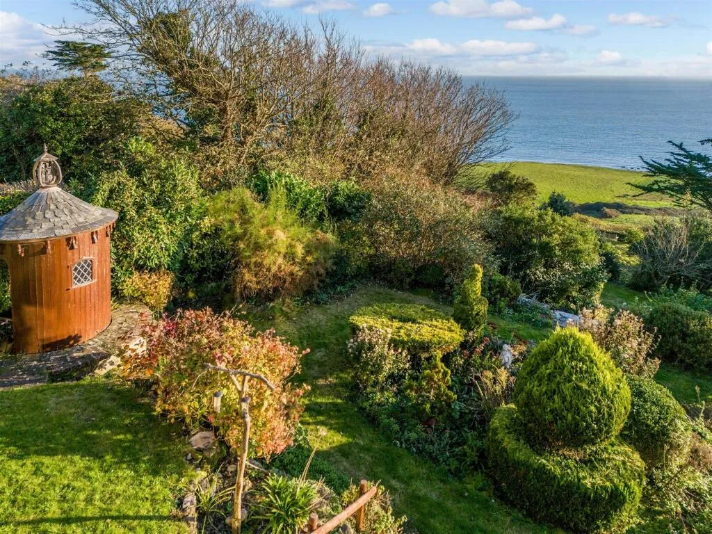 5 bed Character Property
