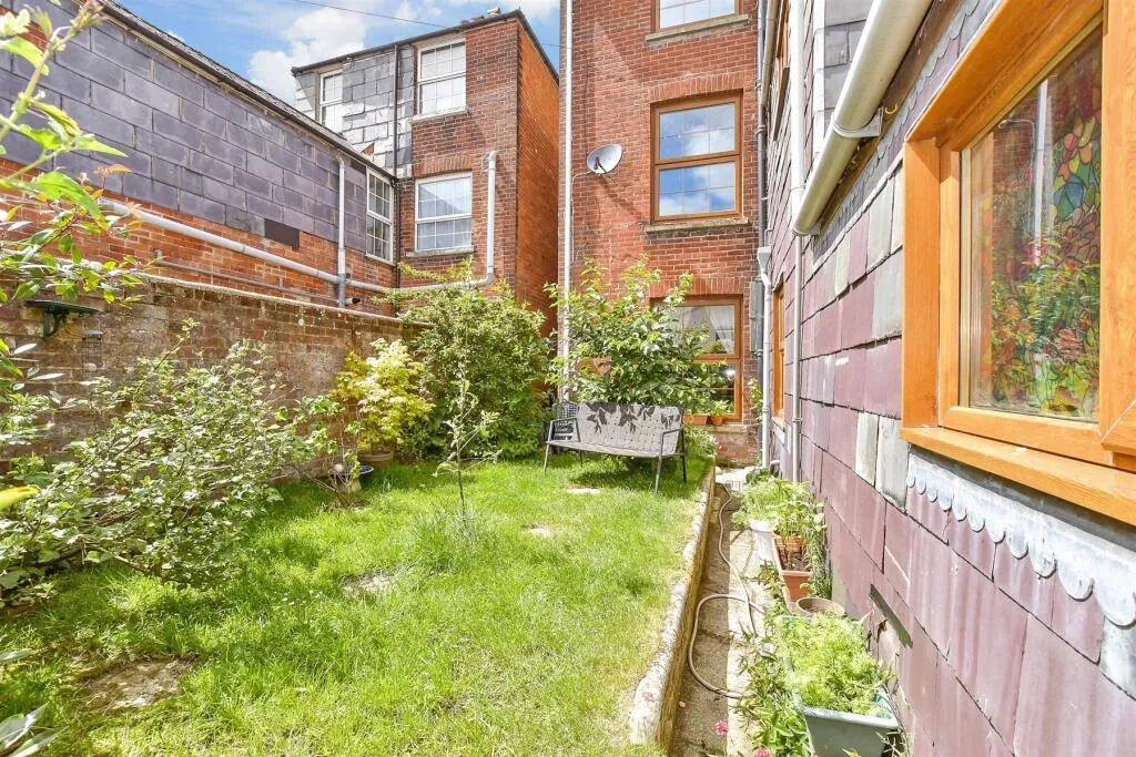 5 bed Semi-Detached