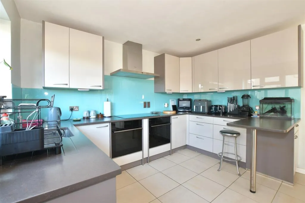 6 bed Detached