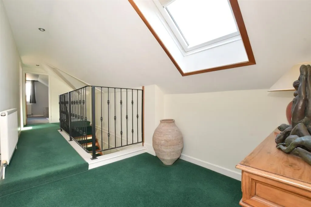 6 bed Detached