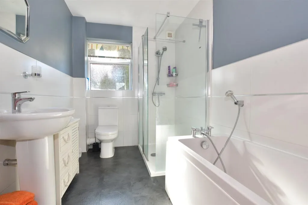 6 bed Detached