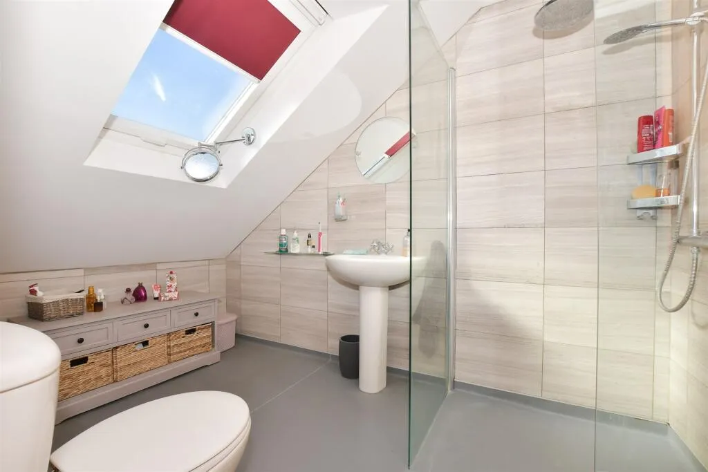 6 bed Detached