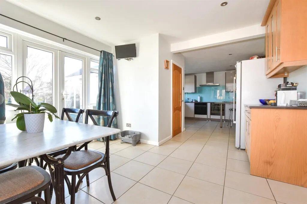 6 bed Detached