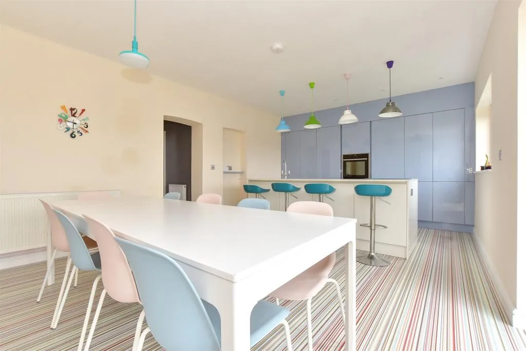 5 bed Detached