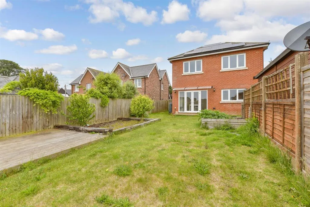 5 bed Detached