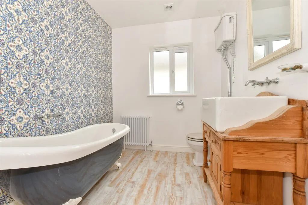 5 bed Detached