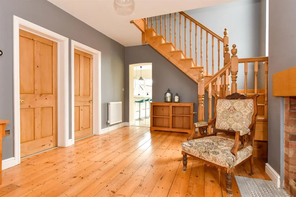 5 bed Detached