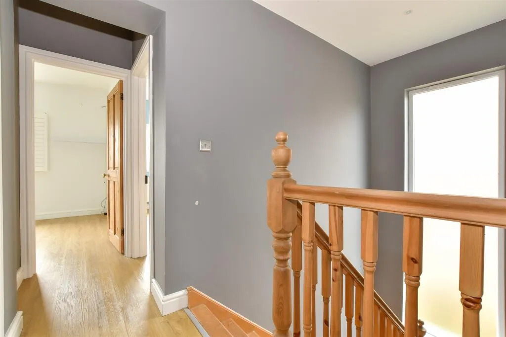 5 bed Detached