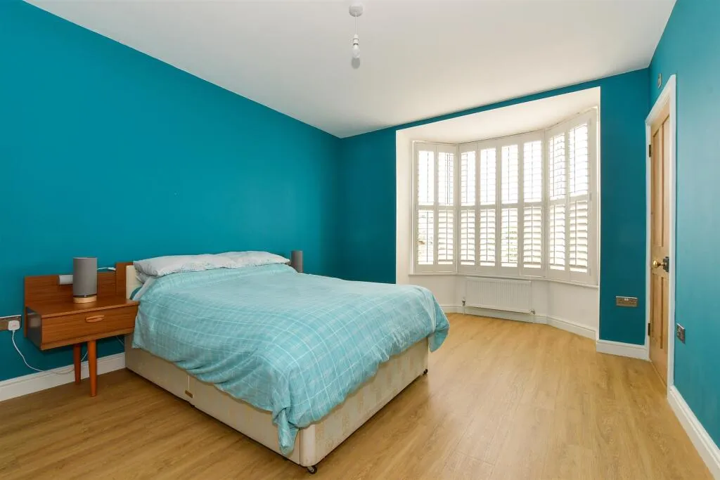 5 bed Detached