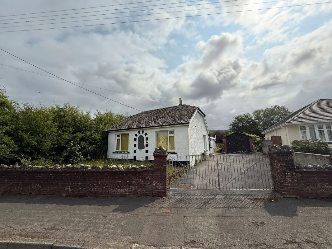 Glynhir Road, Pontarddulais, Swansea, West Glamorgan, SA4 8PU - Online Auctions