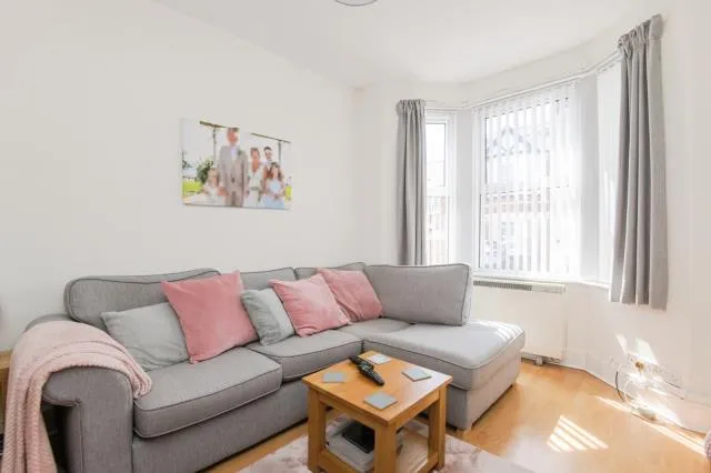 32 Holland Road, Exeter EX2 9BX