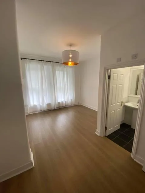 Flat 2, 10 Queens Gate, Lipson, Plymouth PL4 7PW