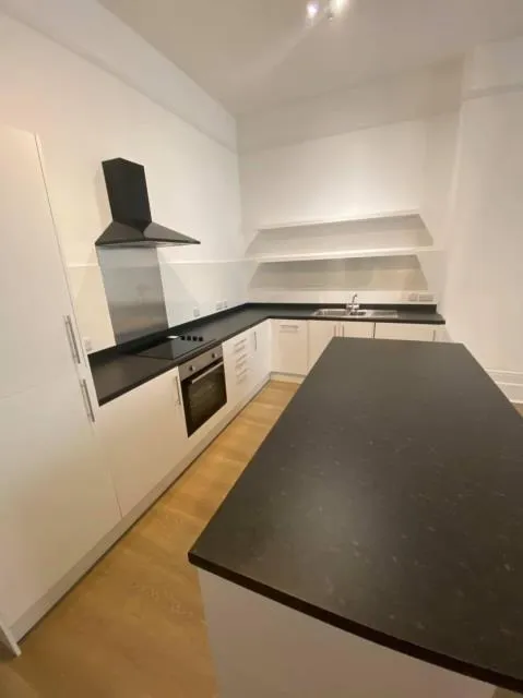 Flat 2, 10 Queens Gate, Lipson, Plymouth PL4 7PW