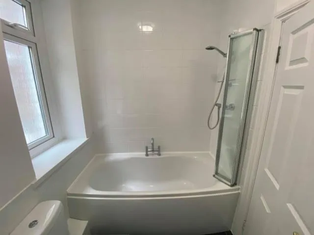Flat 2, 10 Queens Gate, Lipson, Plymouth PL4 7PW