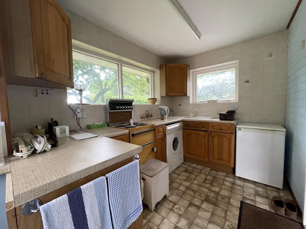 & 105
Hague Lane, Renishaw, Sheffield, Derbyshire, S21 3UR