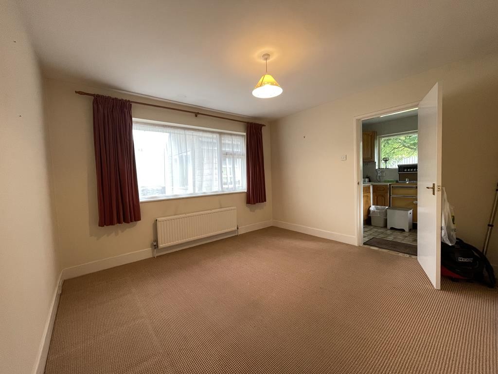 & 105
Hague Lane, Renishaw, Sheffield, Derbyshire, S21 3UR