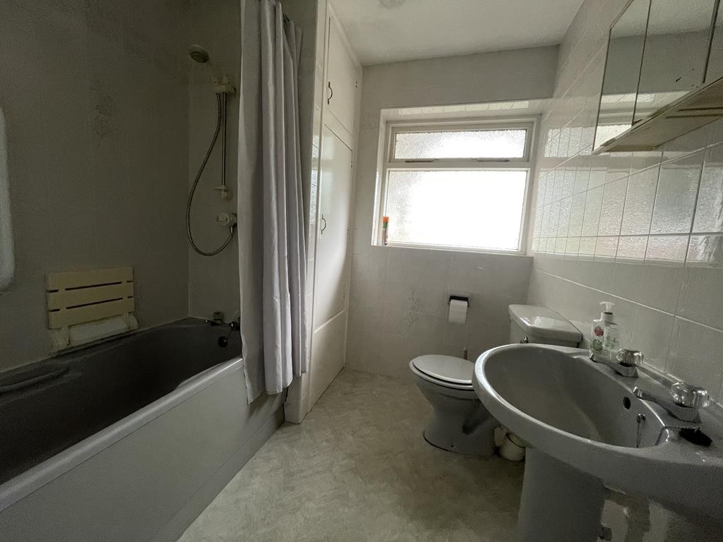 & 105
Hague Lane, Renishaw, Sheffield, Derbyshire, S21 3UR