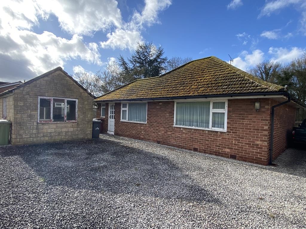 & 105
Hague Lane, Renishaw, Sheffield, Derbyshire, S21 3UR