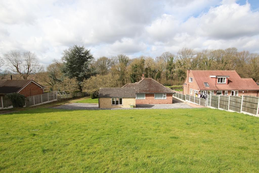 & 105
Hague Lane, Renishaw, Sheffield, Derbyshire, S21 3UR