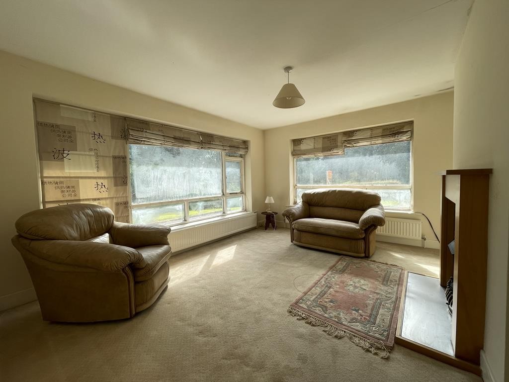 & 105
Hague Lane, Renishaw, Sheffield, Derbyshire, S21 3UR