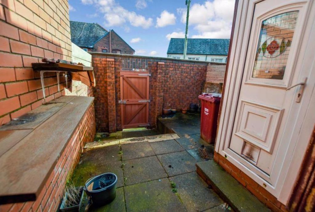 26 Moorfield Grove, Bolton, Lancashire BL2 2LQ