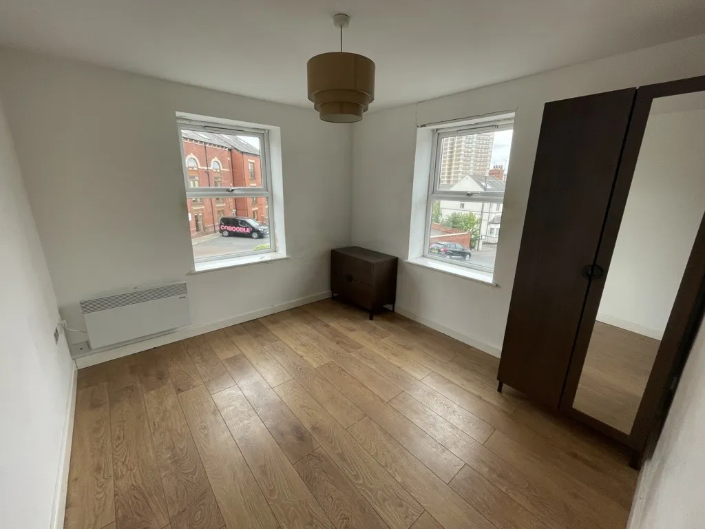Flat 3 Redcourt, Athlone Grove, Leeds, West Yorkshire, LS12 1SY