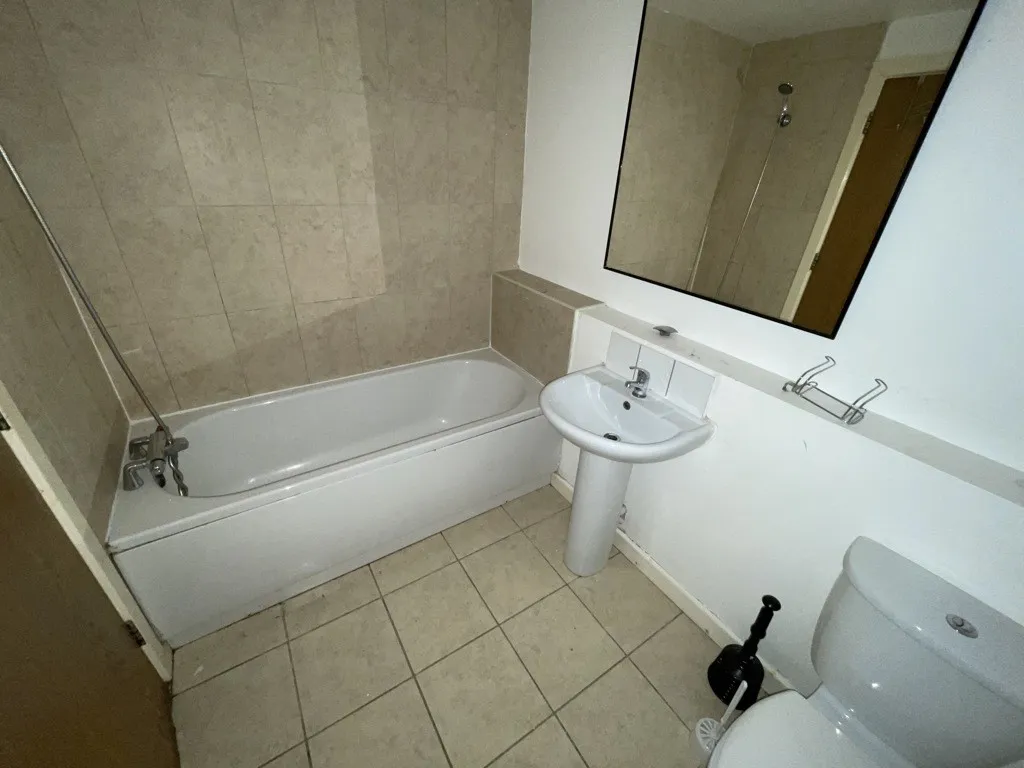 Flat 3 Redcourt, Athlone Grove, Leeds, West Yorkshire, LS12 1SY