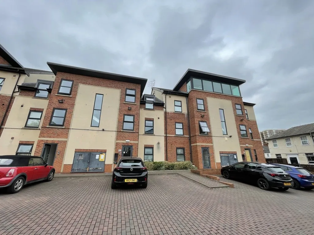 Flat 3 Redcourt, Athlone Grove, Leeds, West Yorkshire, LS12 1SY
