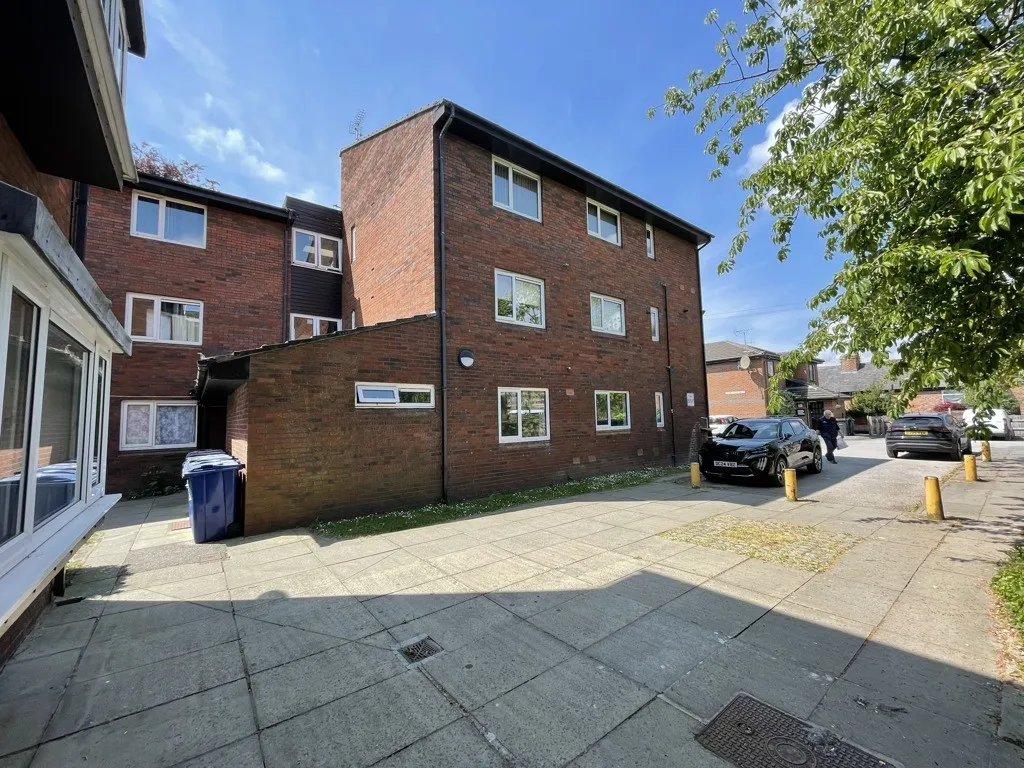 17 Montrose Court, Chester, Cheshire, CH4 8BD