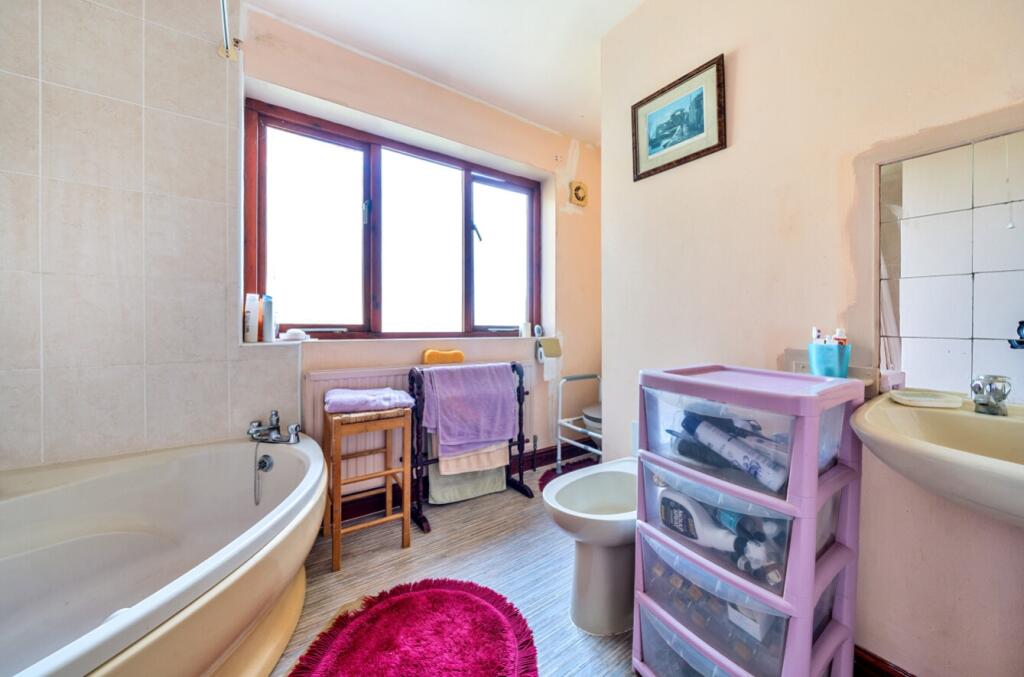 5 bed Detached