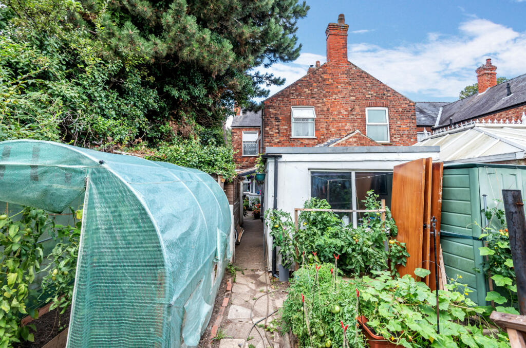 5 bed Semi-Detached