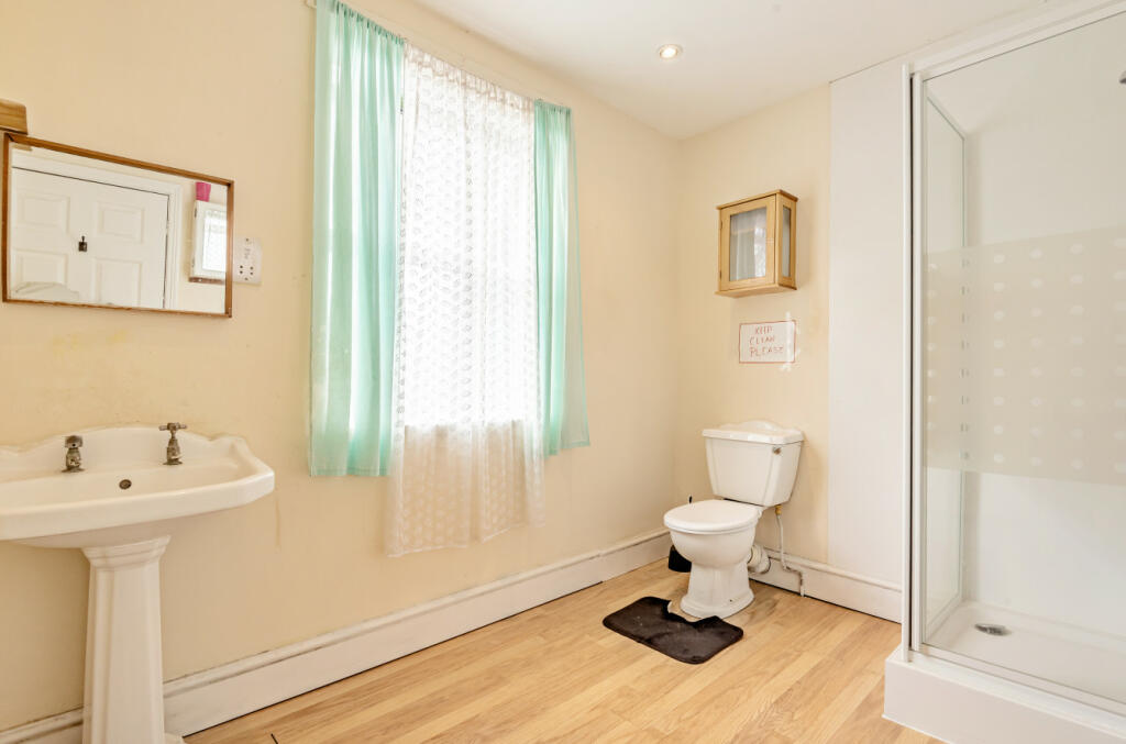5 bed Semi-Detached