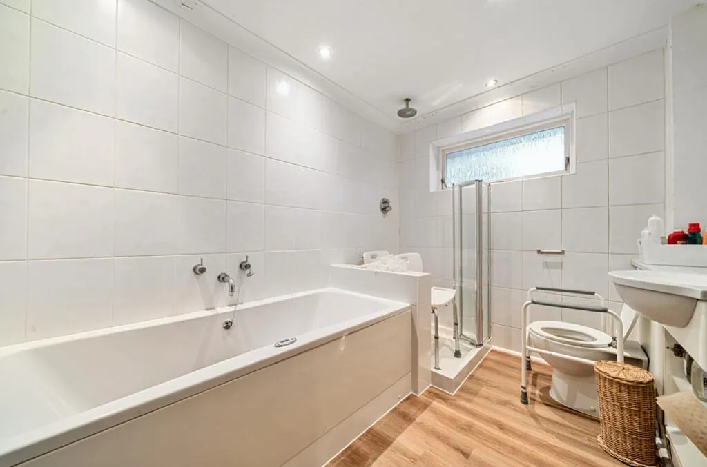 4 bed Detached