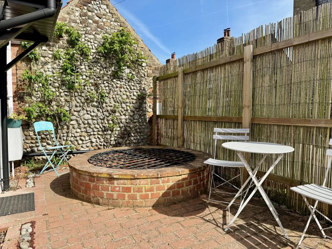 Cross Street, Holt, Norfolk, NR25 6HZ - Online Auctions