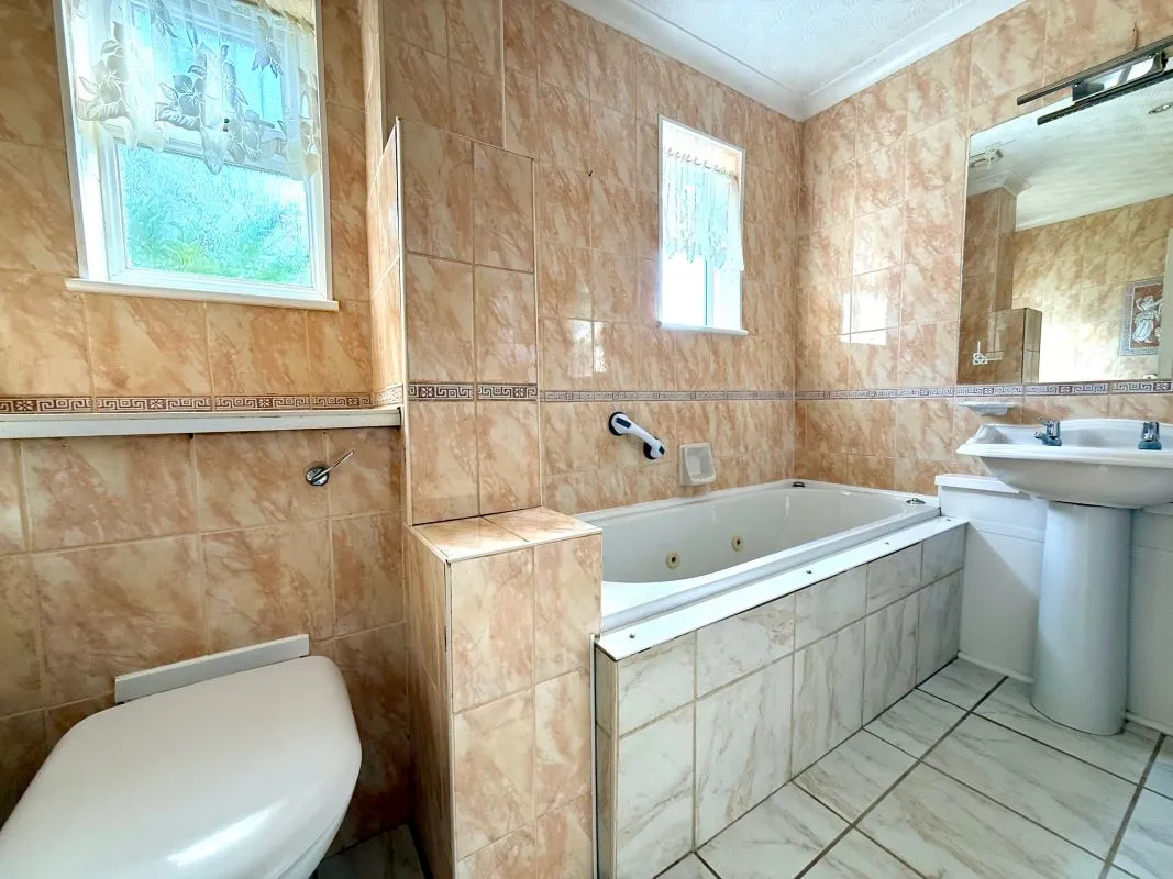 Cranleigh Road, Lowestoft, Suffolk, NR33 7EX - Online Auctions