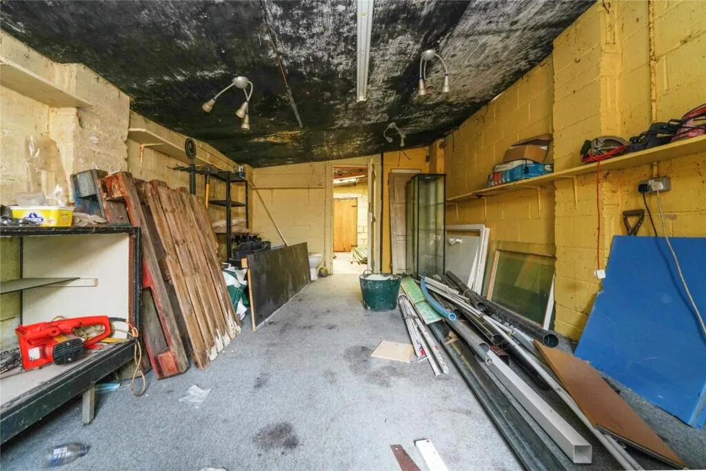 2 bed Shop