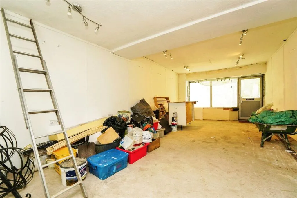 2 bed Shop
