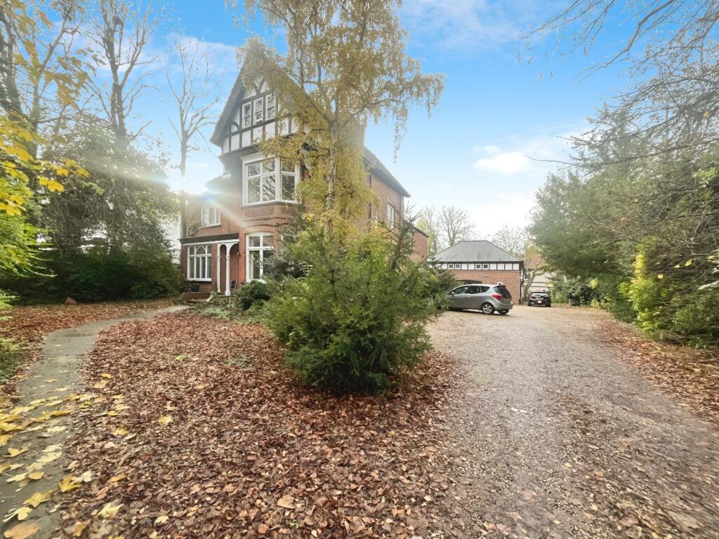 8 bed Detached