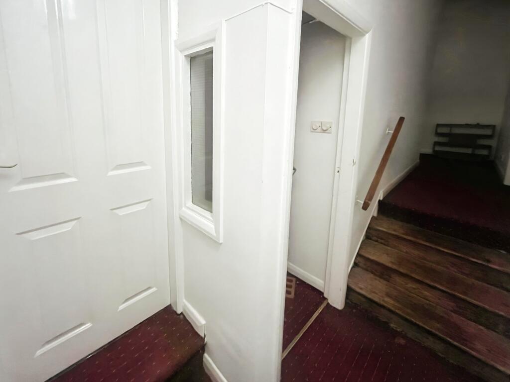 8 bed Detached