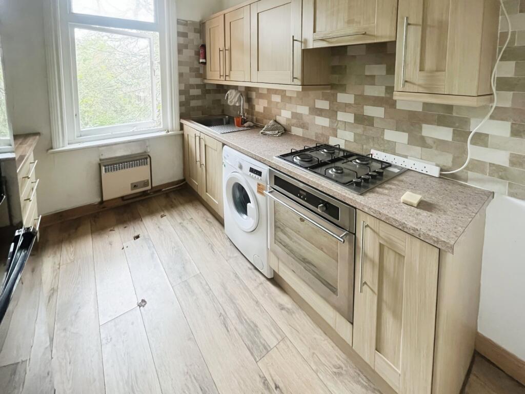 8 bed Detached