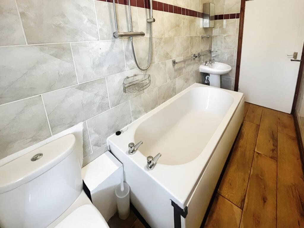 8 bed Detached