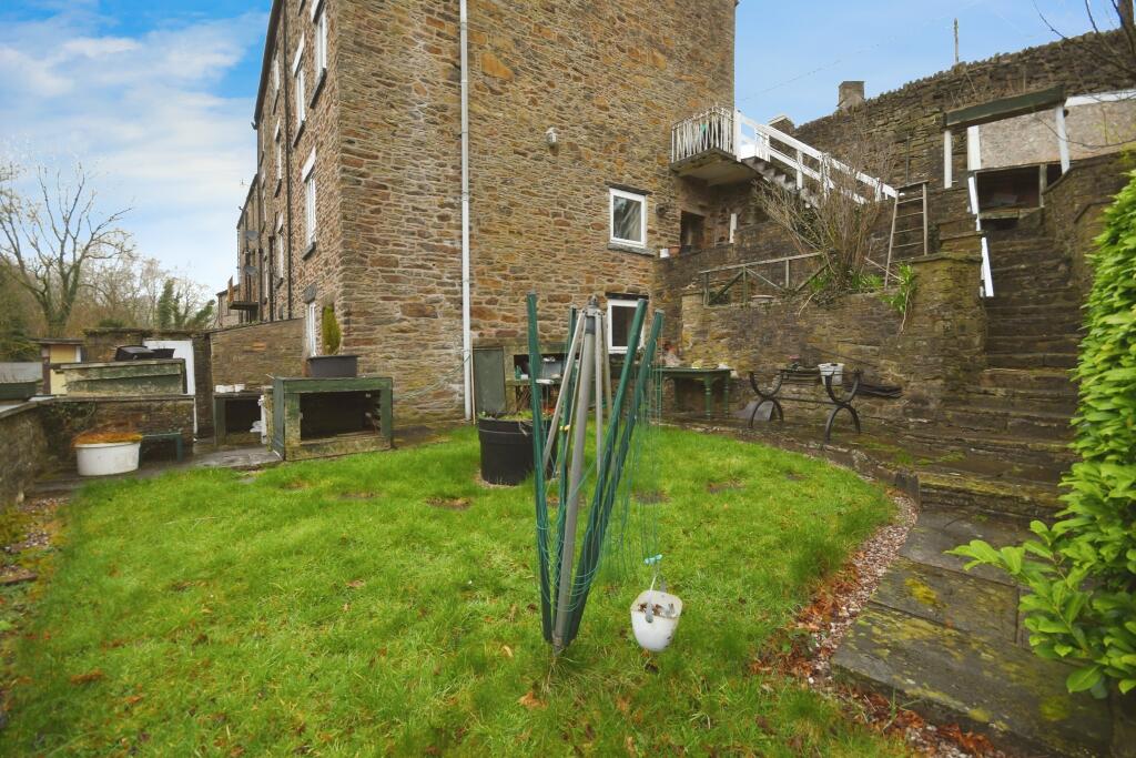 9 bed Detached