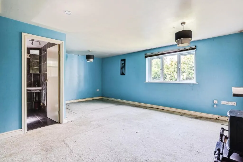 5 bed Link Detached House