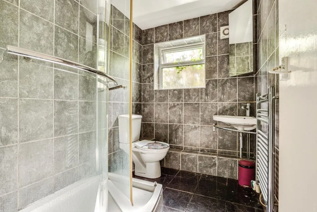 5 bed Link Detached House