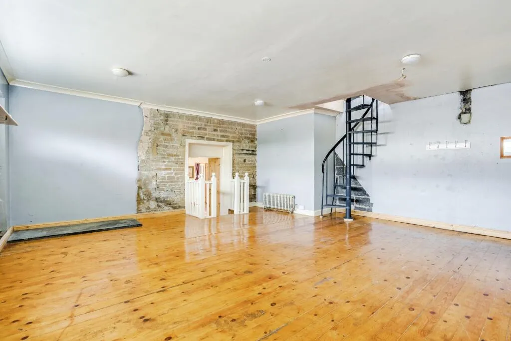 5 bed Link Detached House