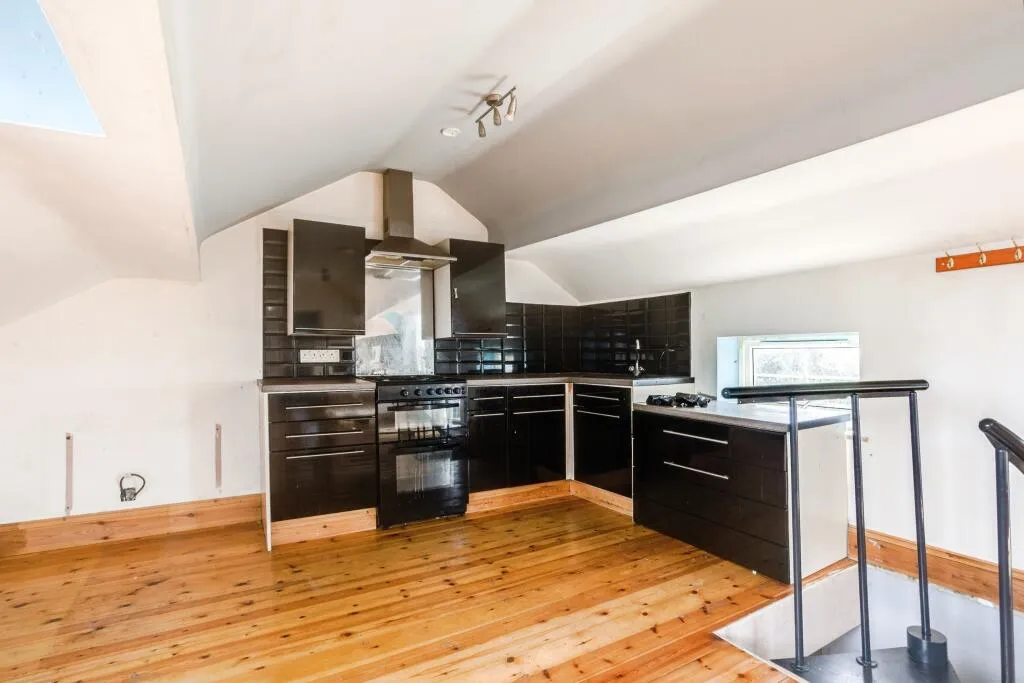 5 bed Link Detached House