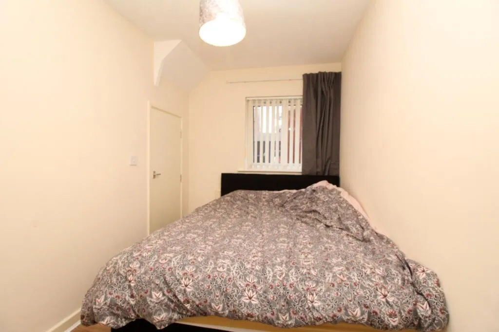 2 bed Retail Property (high street)