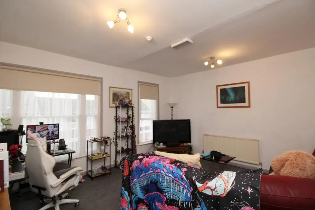 2 bed Retail Property (high street)