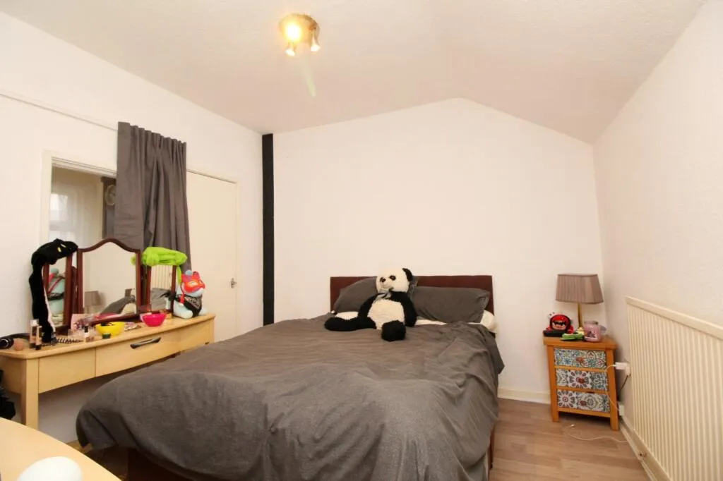 2 bed Retail Property (high street)